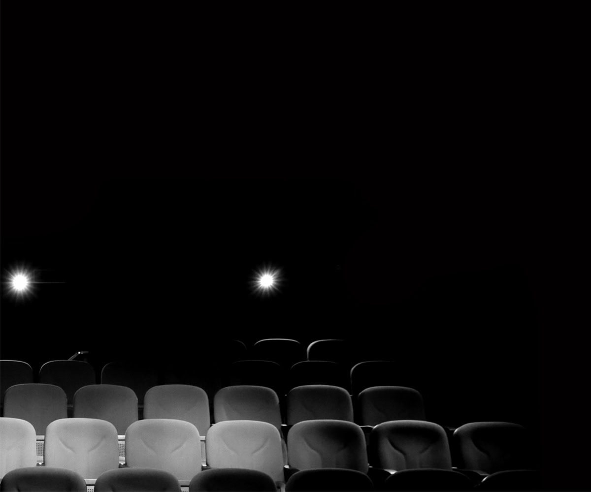 Kinosaal mit mehreren leeren Sitzreihen im Spotlight